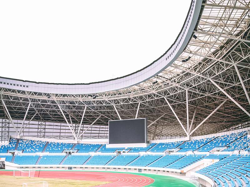 オーストラリア、スタジアムの屋根 - 厚さ2mmの透明なポリカ波板で、取り付けが簡単で、最高の積雪容量があります。それに、15年間の保証