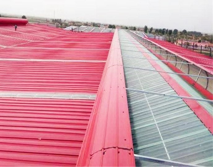 貯蔵庫の屋根の天窓</strong> - 厚さ2mmの透明なのポリカ波板で高光透過率があり、金属パネルのプロファイルに一致し、10年間の保証