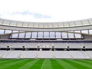 UVPLASTICソリッド　ポリカーボネート板は、屋根パネルや建物のファサードシステムなどの外部用途に最適な素材です。軽量で耐衝撃性に優れ、耐候性にも優れています。豊富なカラーバリエーションとサイズをご用意しています。曲げ加工や穴あけ加工も提供することができます。