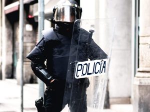 フランスの警察官がライオットシールドを使って暴動を鎮圧しています。