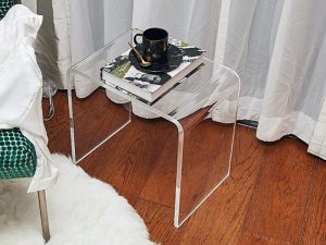 ベッドルームのアクリルチェア