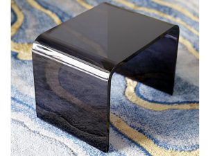 リビングのアクリルチェア